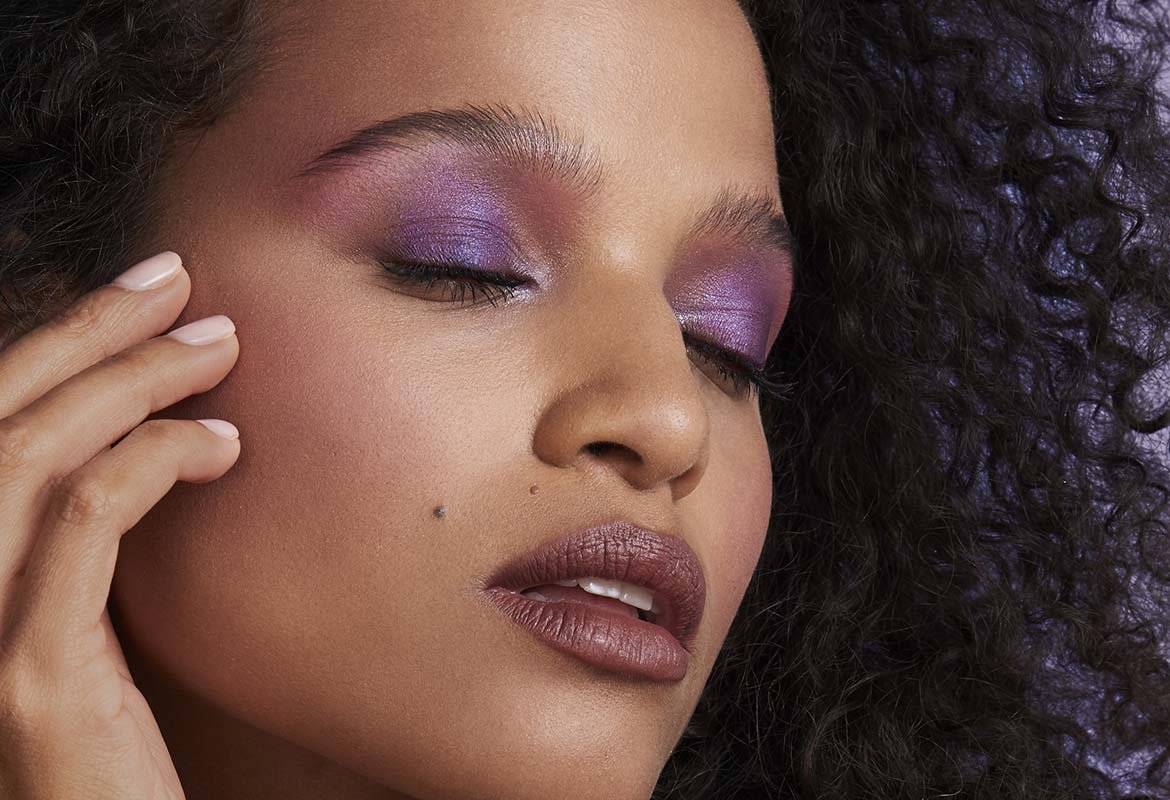 Una opción de maquillaje en tonos morados es combinar un smokey eyes en violeta con toques de rosa gracias a las sombras Color Queen de L’Oréal Paris.